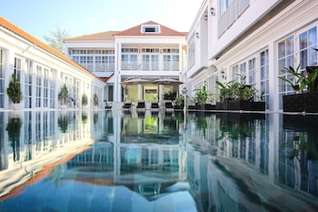 White Boutique Hotel and Residences