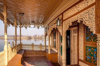 Shiraz Deluxe Houseboat